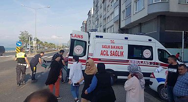 Motosikletin kadına çarptığı kaza kamerada: 2 yaralı