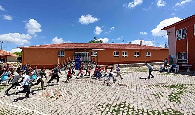 Müdür ve öğrencilerin duygulandıran kucaklaşması