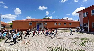 Müdür ve öğrencilerin duygulandıran kucaklaşması