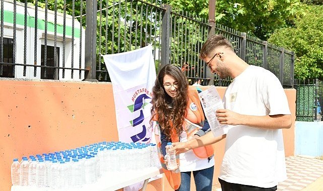 Mustafakemalpaşa Belediyesi öğrencilere su dağıttı