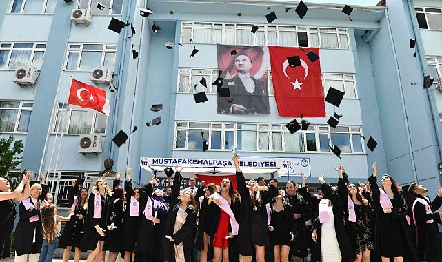 Mustafakemalpaşa MYO&#039;da mezuniyet coşkusu