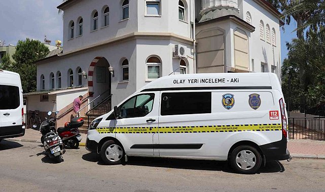 Namaz kılma bahanesi ile girdiği camiden bilgisayar çaldı