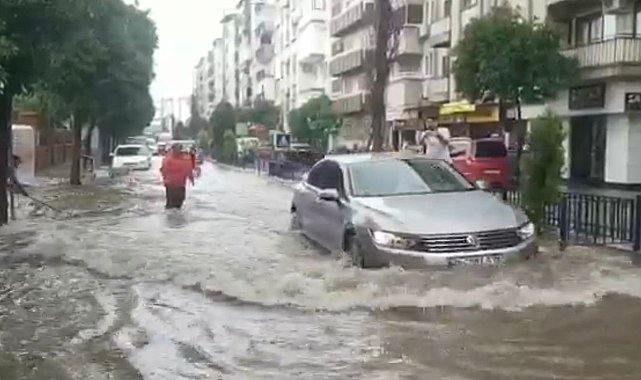 Nazilli'de sağanak yağış sokakları dereye çevirdi