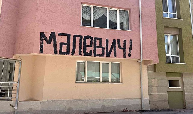 Nerdeyse bütün binalarda aynı yazı yazıyor