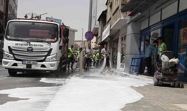 Nevşehir caddeleri yıkanarak temizlendi