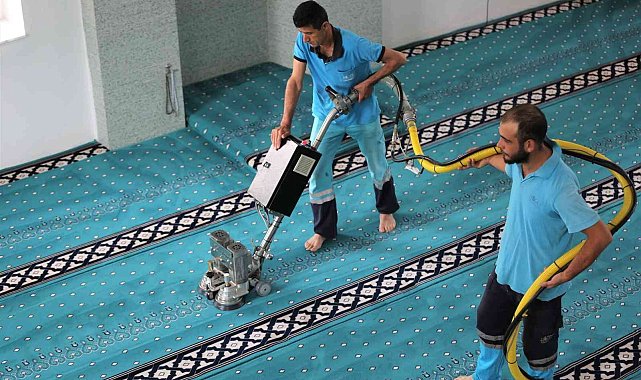 Niğde Belediyesi Cami Halılarını Temizliyor