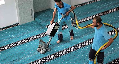 Niğde Belediyesi Cami Halılarını Temizliyor