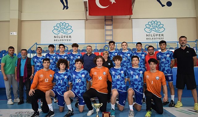 Nilüfer hentbol altyapı takımları kupayla döndü