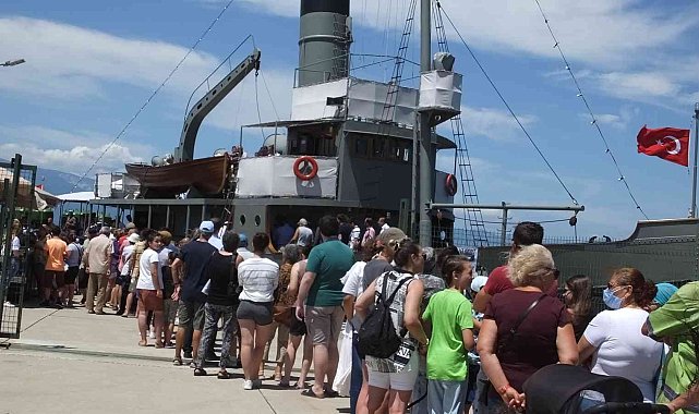 Nusret Mayın Gemisini ziyaret için sıraya girdiler