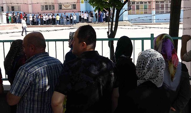 Öğrenciler içerde veliler dışarda ter döktü