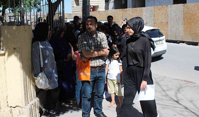 Öğrenciler içeride veliler dışarda ter döktü