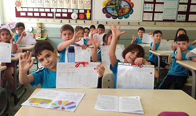 Öğrenciler karne heyecanı yaşadı