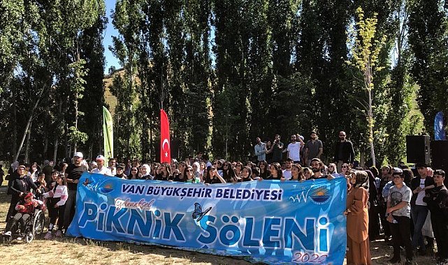 Öğrenciler Muradiye Şelalesi gezisinde doyasıya eğlendi