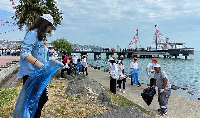 Öğrenciler sahil temizliği yaptı