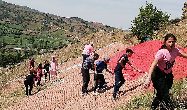 Öğrenciler Türk bayrağını boyadılar