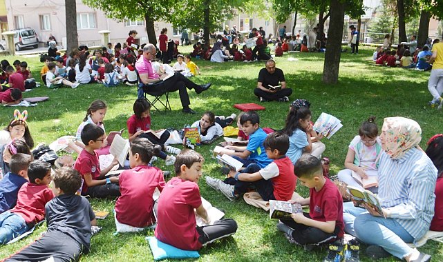 Öğrenciler yaz tatiline kitap okuyarak girdi