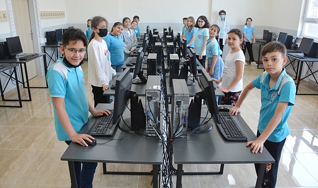 Öğrencilere karne hediyesi: 33 bilgisayar laboratuvarı