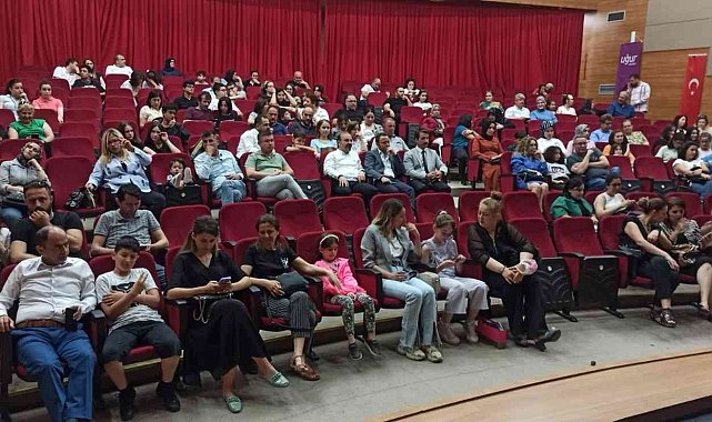 Öğrencilerin İngilizce tiyatrosu velileri mest etti