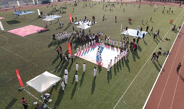 Öğrencilerin ürettiği el sanatları ve resim çalışmaları sergilendi