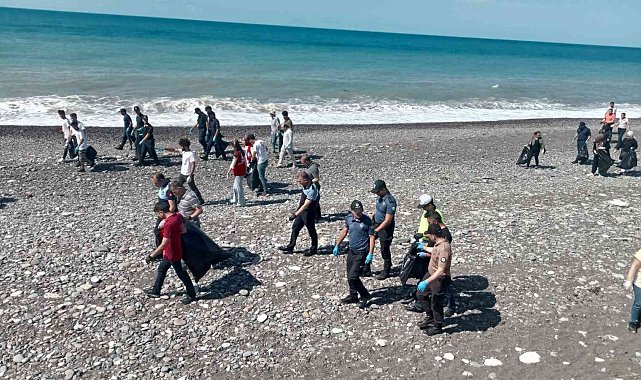 Öğrencisinden çalışanına onlarca kişi sahilde çöp topladı