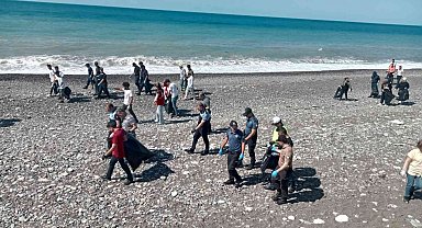 Öğrencisinden çalışanına onlarca kişi sahilde çöp topladı