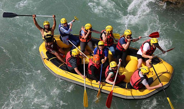 Öğretmen ve öğrenciler, Munzur Nehri'nde rafting heyecanı yaşadı