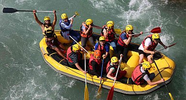 Öğretmen ve öğrenciler, Munzur Nehri'nde rafting heyecanı yaşadı