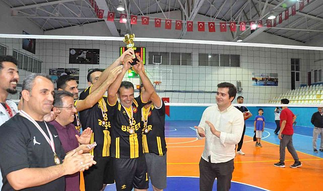Öğretmenler arası voleybol turnuvasında kupa sahibini buldu