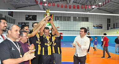 Öğretmenler arası voleybol turnuvasında kupa sahibini buldu