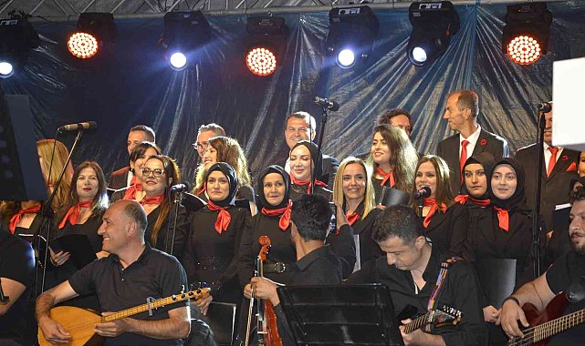 Öğretmenler korosundan Türk halk müziği konseri