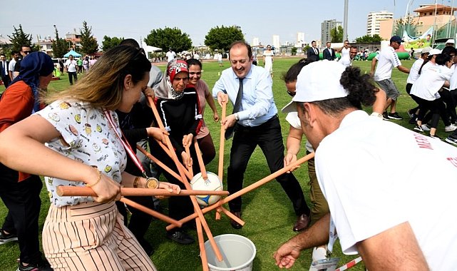 Okul sporlarının şampiyonları, madalyalarını Vali Pehlivan&#039;ın elinden aldı