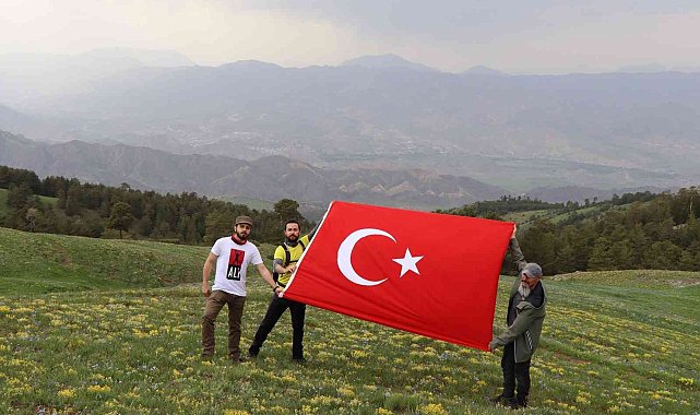 Oltu doğa severler Kırdağ'da Türk Bayrağı açtılar