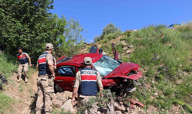 Oltu'da otomobil şarampole yuvarlandı: 2 ölü, 3 ağır yaralı