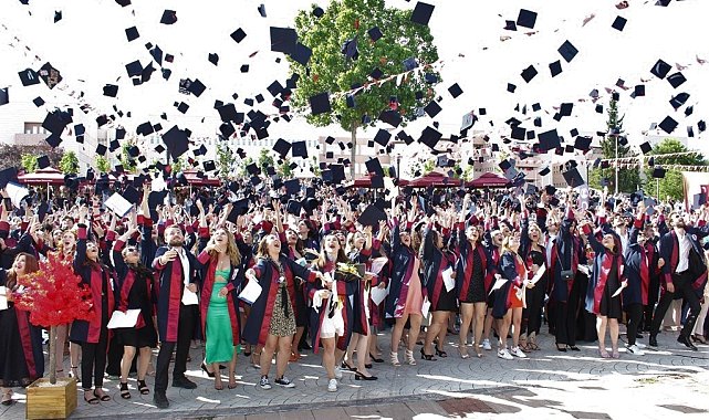 OMÜ&#039;de geleceğin öğretmenleri ve sanatçıları mezun oldu