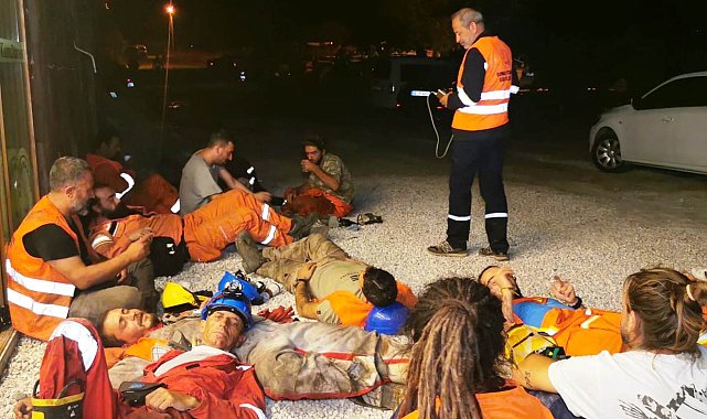 Onlar yangının gönüllü kahramanları: Toprak üzerinde dinlenip söndürme çalışmalarına katılıyorlar