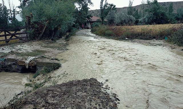 Osmancık'ta dere yatağı taştı, 5 ev tedbir amaçlı boşaltıldı