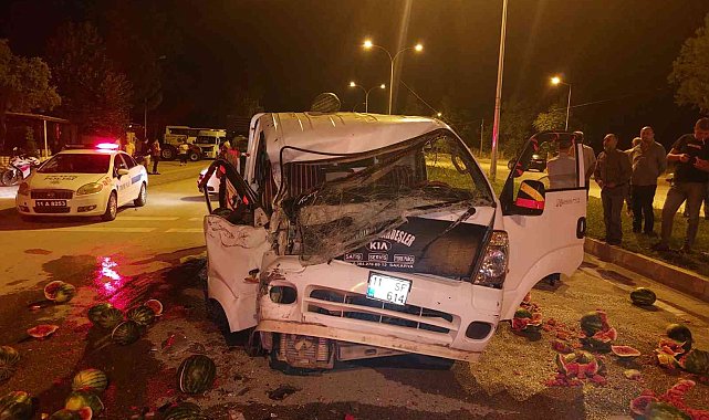 Osmaneli'de kamyonet kaza yaptı, karpuzlar yola saçıldı