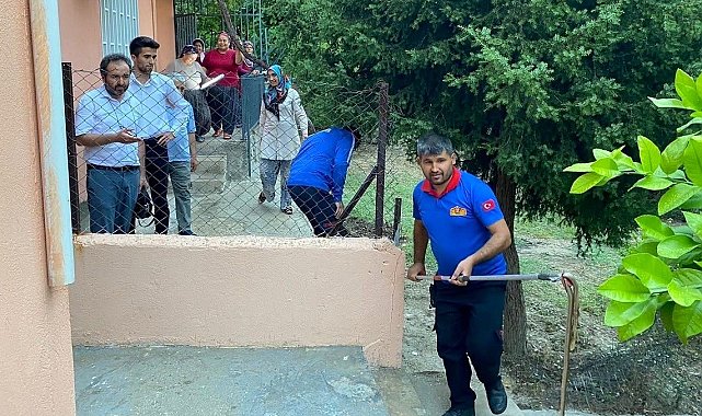 Osmaniye'de eve giren yılanı itfaiye yakaladı