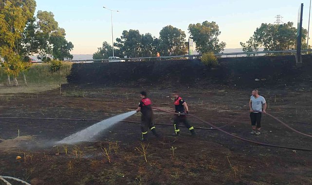 Otoban kenarındaki arazi yangını panikletti
