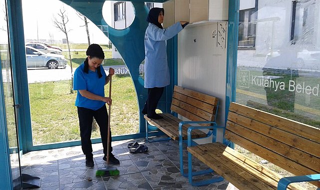 Otobüs duraklarında temizlik çalışması
