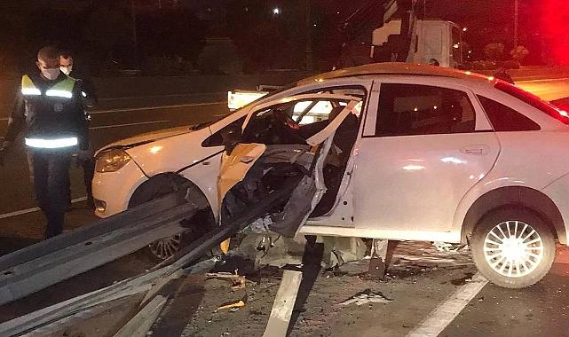 Otomobil bariyerlere ok gibi saplandı: 2 ölü ve 2 yaralı