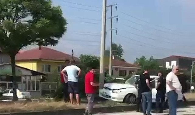 Otomobil elektrik direğine çarptı: 2 yaralı