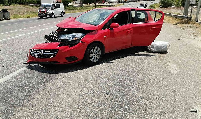 Otomobil ile minibüs çarpıştı: 3 yaralı