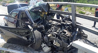 Otomobil köprüye ok gibi saplandı: 3 yaralı