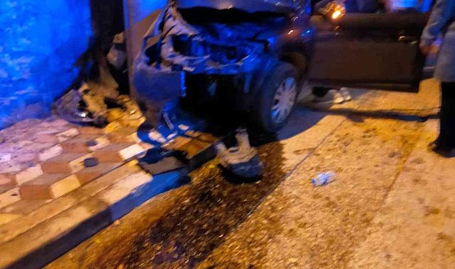 Otomobil önce direğe, ardından park halindeki araca çarptı: 3 yaralı