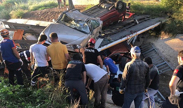 Otomobil taşıyan tır viyadükten uçtu: 1 yaralı