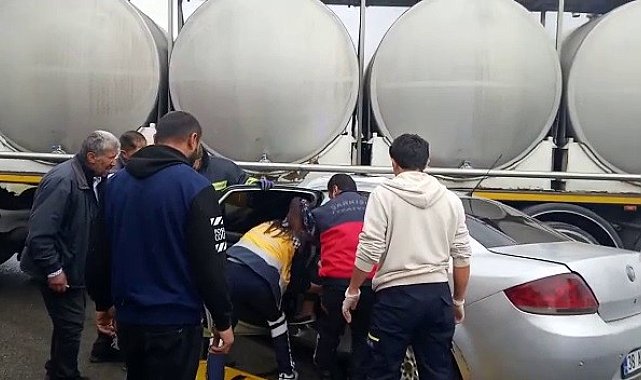 Otomobil tır dorsesine saplandı: 1&#039;i ağır 3 yaralı