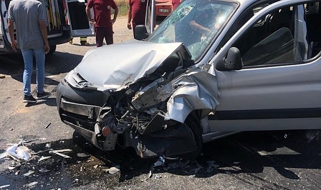 Otomobil tıra arkadan çarptı: 2 yaralı