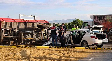 Otomobil traktör römorkuna çarptı: 1 ölü, 4 yaralı