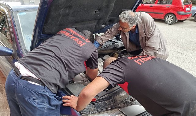 Otomobilin motor kısmına giren yavru kedi, 1 saatte çıkarıldı